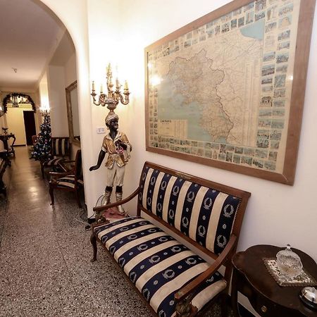 Well Come - Palazzo Reale Hotel Наполи Екстериор снимка