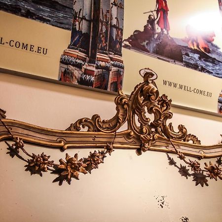 Well Come - Palazzo Reale Hotel Наполи Екстериор снимка