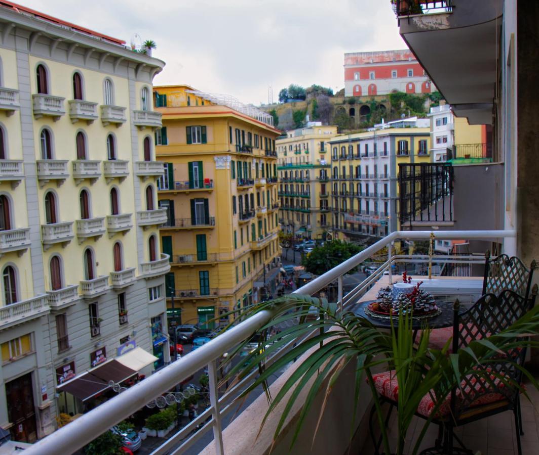 Well Come - Palazzo Reale Hotel Наполи Екстериор снимка