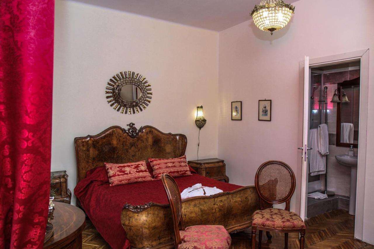 Well Come - Palazzo Reale Hotel Наполи Екстериор снимка