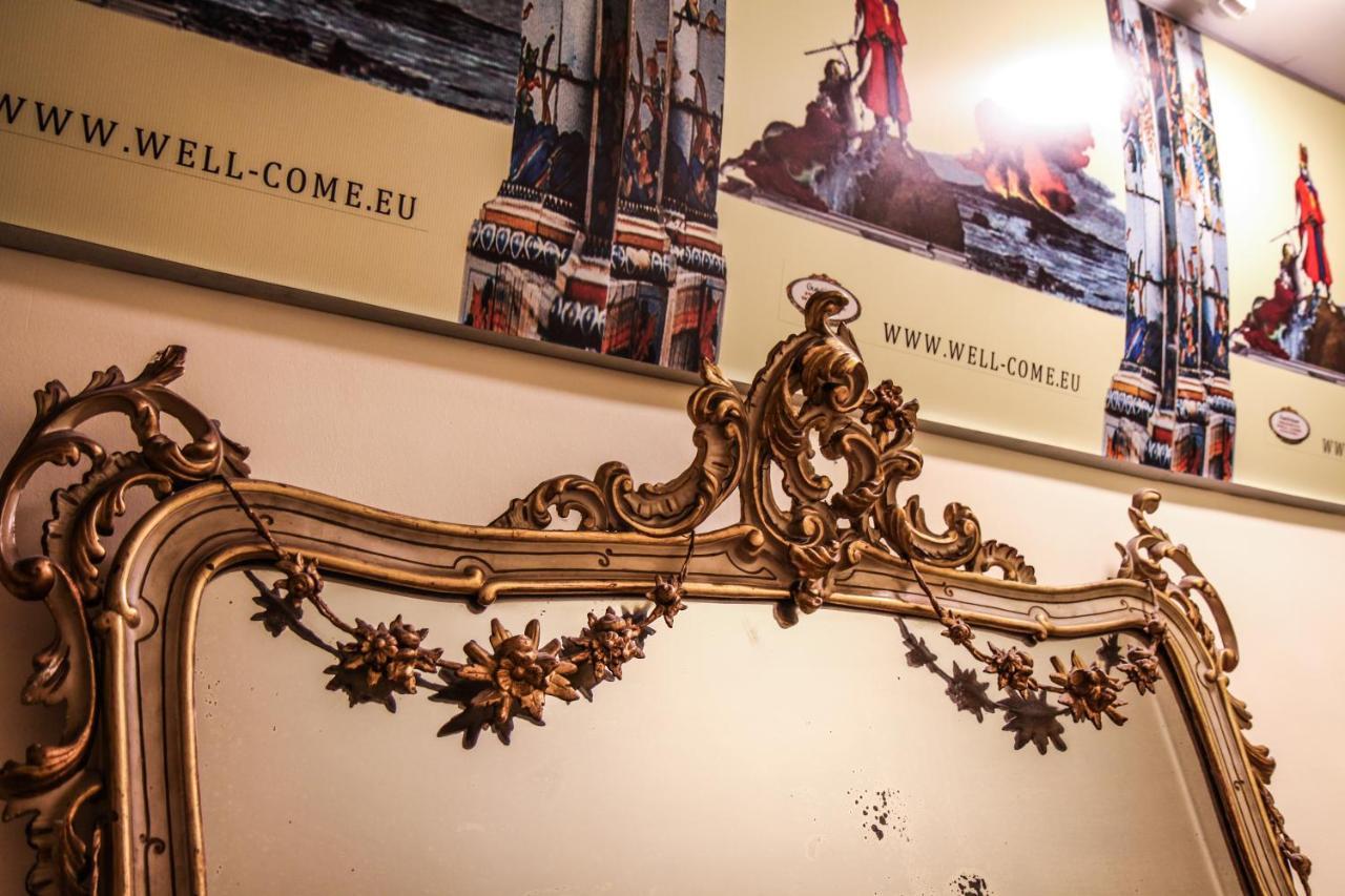 Well Come - Palazzo Reale Hotel Наполи Екстериор снимка